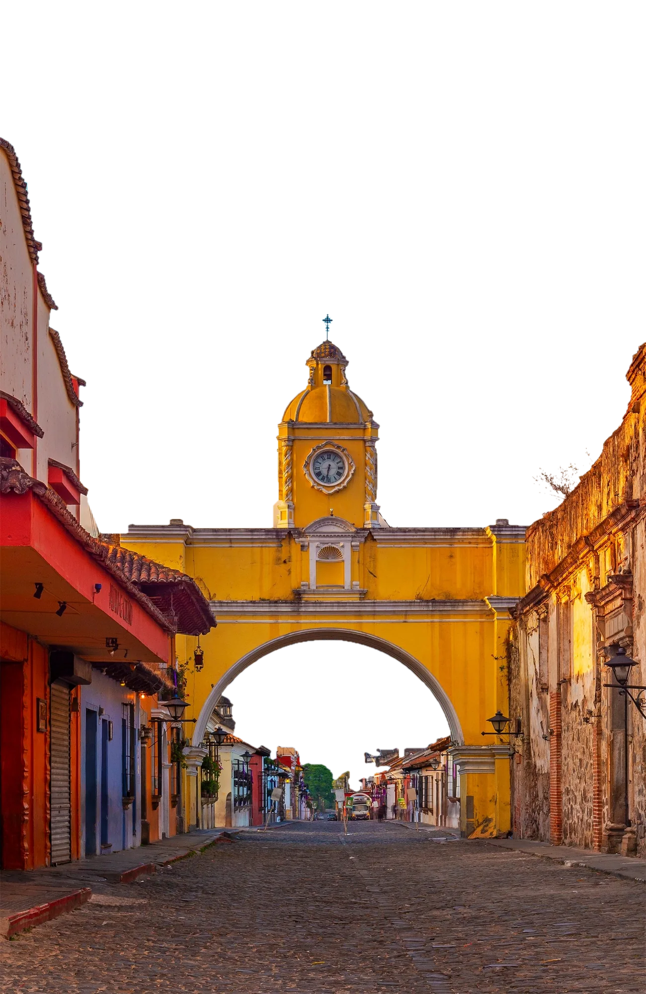 Arco de Santa Catalina en Antigua Guatemala, con el Volcán de Agua entre nubes al fondo