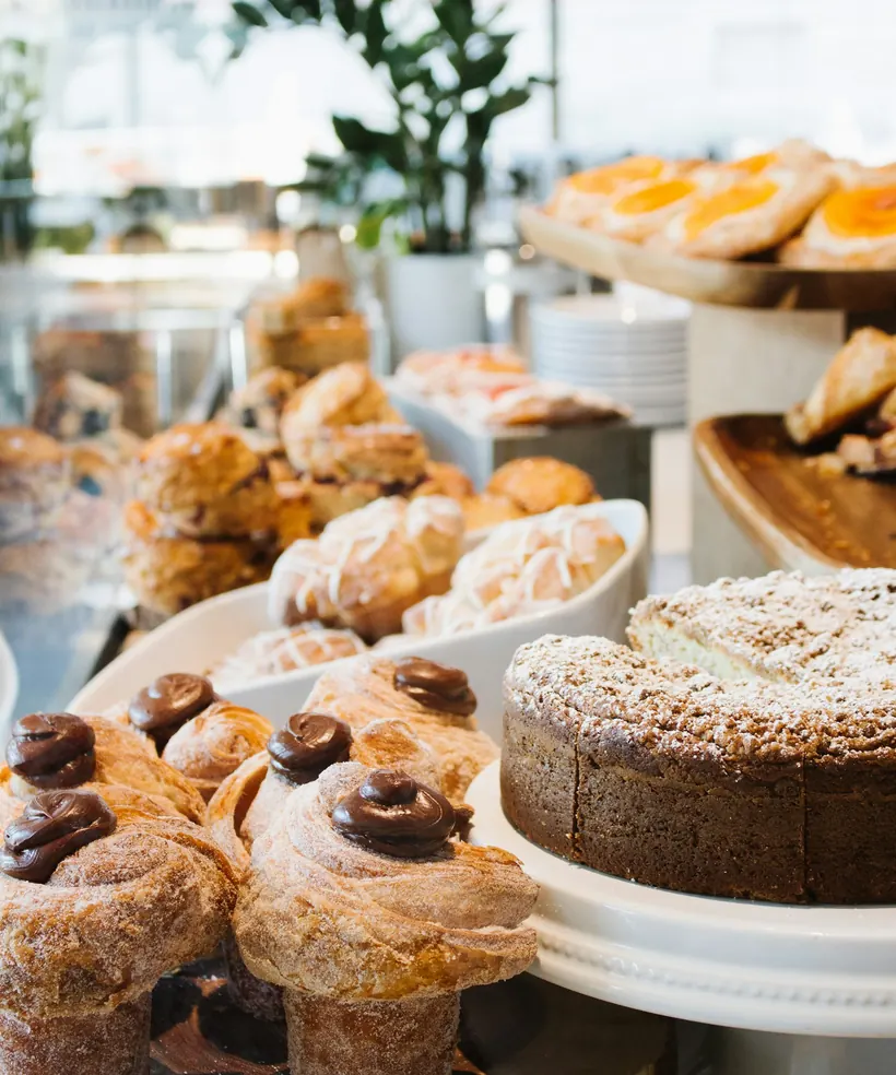 Vitrina de pastelería con panes dulces, pasteles y cupcakes